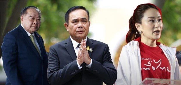 El primer ministro tailandés, Prayuth Chan-o-cha (centro), Prawit Wongsuwan (izquierda) y Paetongtarn Shinawatra (derecha). (Foto: Xinhua)