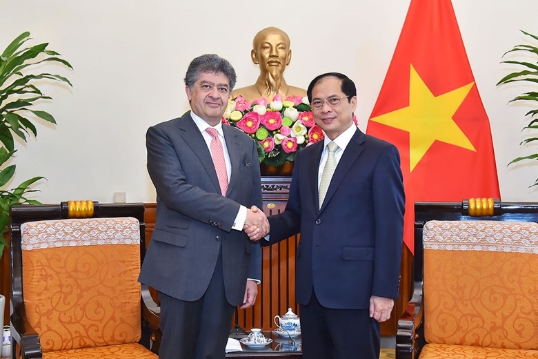 El canciller de Vietnam, Bui Thanh Son, recibe a Vahram Kazhoyan, embajador armenio en Hanói. (Foto: dangcongsan.vn)