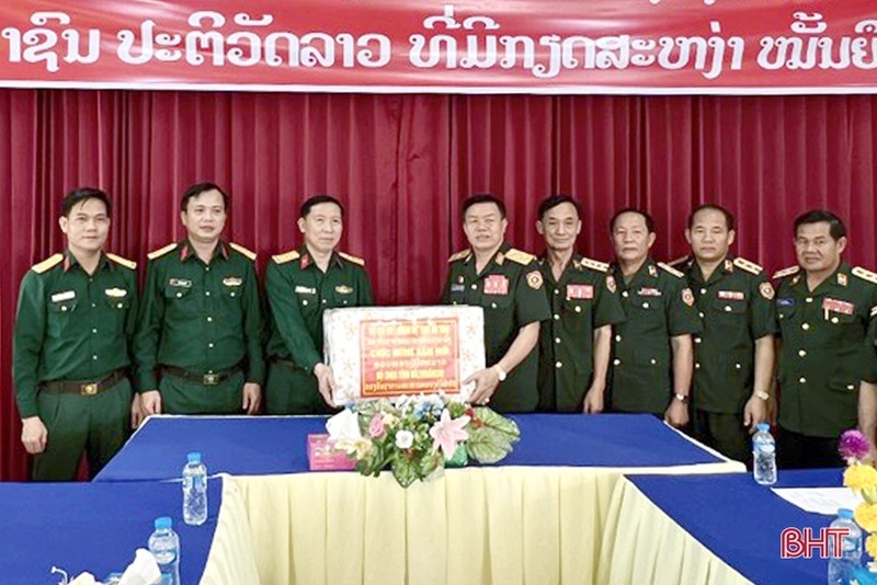El coronel Vo Quang Thien, comisario político del Alto Mando Militar de Ha Tinh, entrega regalos a los oficiales laosianos de Bolikhamxay. (Foto: baohatinh.vn)