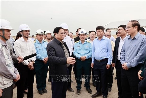 El primer ministro vietnamita, Pham Minh Chinh, realizó una visita de inspeccionar el proyecto de inversión en ampliar el aeropuerto de Dien Bien (Foto:VNA)