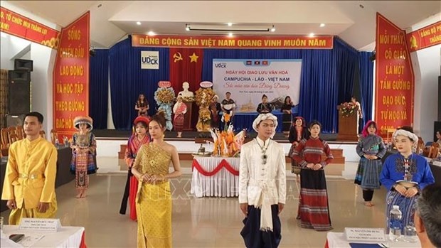 Un programa de intercambio cultural para celebrar los tradicionales festivales del año nuevo de Laos, Bunpimay, y de Camboya, Chol Chnam Thmay (Foto: VNA)
