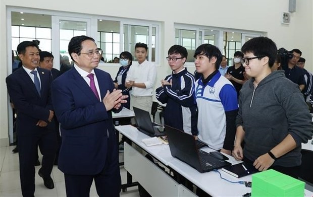 El primer ministro vietnamita, Pham Minh Chinh, realizó una visita de trabajo en la Universidad Nacional de Hanói (Foto: VNA)