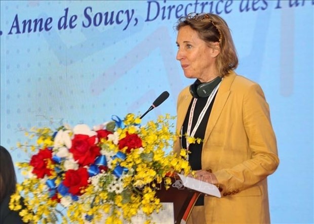 Anne de Soucy, directora encargada de asociaciones de la Agencia Francesa de Desarrollo, habla en el evento (Foto: VNA)