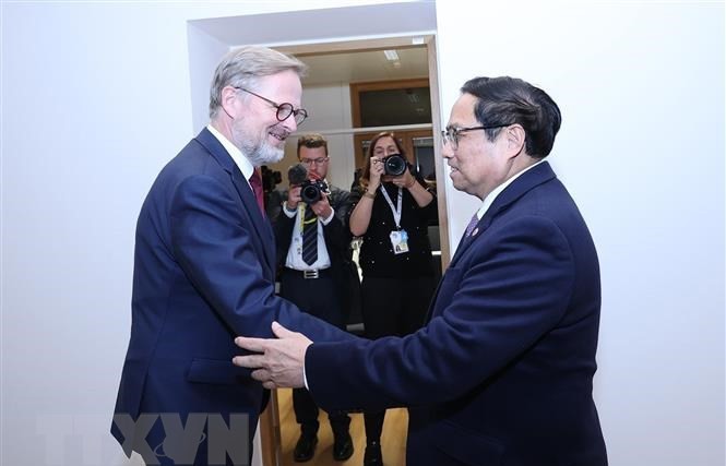El primer ministro vietnamita, Pham Minh Chinh, se reúne con su similar checo, Petr Fiala, al margen de la Cumbre Asean-UE en Bruselas, Bélgica, el 14 de diciembre de 2022. (Foto: VNA)
