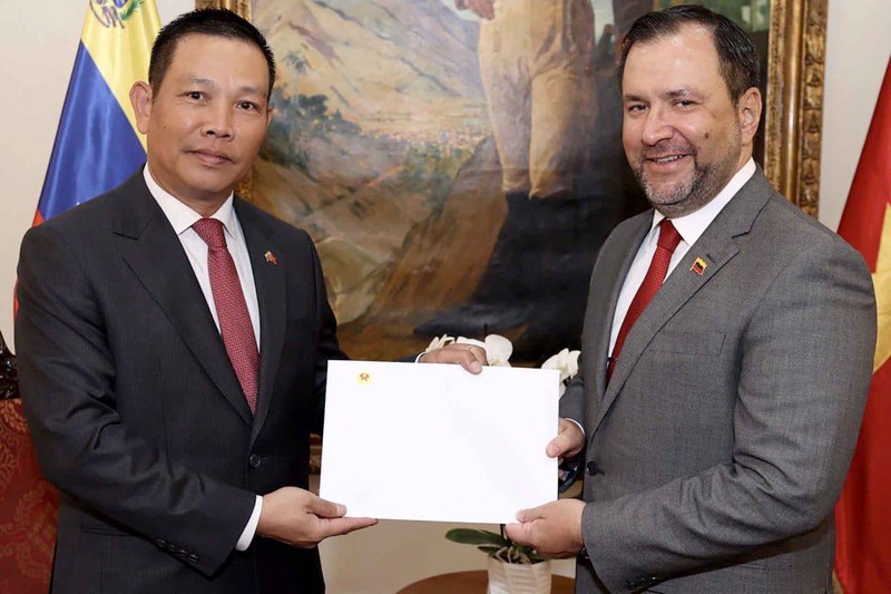 El embajador de Vietnam en Venezuela, Vu Trung My, y el canciller de la nación sudamericana, Yván Gil Pinto (Foto: baoquocte.vn)