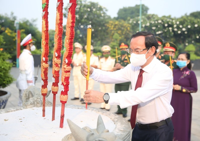 El compañero Nguyen Van Nen en el Cementerio Municipal de los Mártires de Guerra.