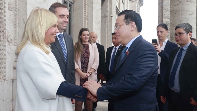 Los titulares del Senado y la Cámara de Diputados de Uruguay dan la bienvenida al presidente de la Asamblea Nacional vietnamita, Vuong Dinh Hue. (Foto: Doan Tan/VNA)