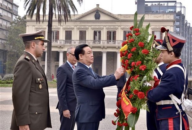 El presidente de la Asamblea Nacional de Vietnam, Vuong Dinh Hue, deposita una ofrenda floral en el monumento dedicado al general José Gervasio Artigas, un héroe nacional de Uruguay (Foto: VNA)