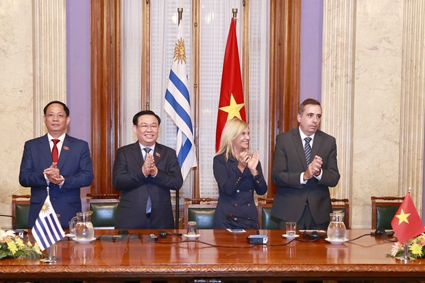 El presidente de la Asamblea Nacional de Vietnam, Vuong Dinh Hue, y la titular de la Cámara de Senadores de Uruguay, Beatriz Argimón, en la ceremonia de firma del acuerdo de cooperación. (Foto: VNA)Montevideo (VNA) 