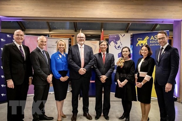 Embajador de Vietnam en Australia, Nguyen Tat Thanh, y los participantes. (Foto: VNA)