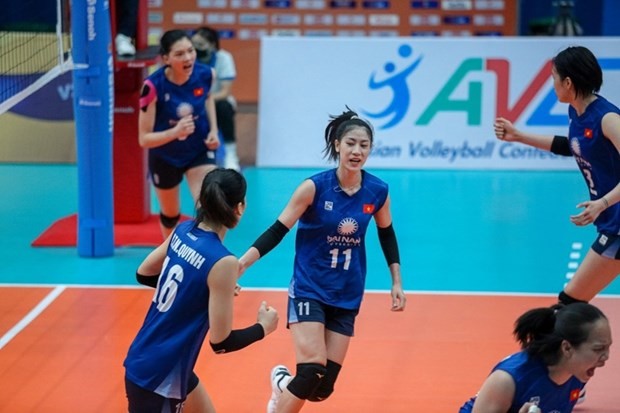 La alegría de las atletas de la selección vietnamita de voleibol femenino al vencer a Liaoning Donghua. (Foto: ACV)