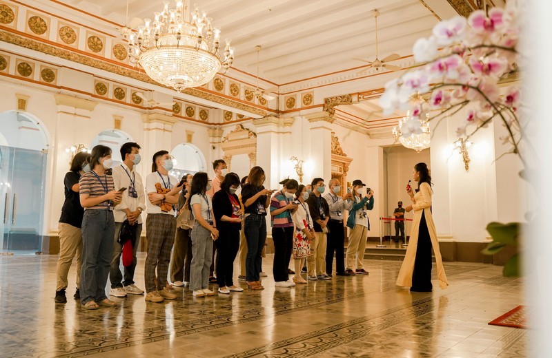Turistas visitan la sede del Consejo Popular y el Comité Popular de Ciudad Ho Chi Minh. (Foto: MANH HAO)