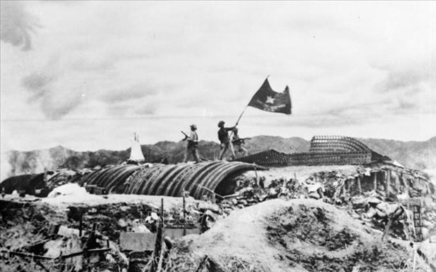 La tarde del 7 de mayo de 1954, la Bandera de Victoria del Ejército Popular de Vietnam ondea en el techo del túnel del general De Castries, marcando el triunfo de la histórica campaña de Dien Bien Phu. (Foto: VNA)