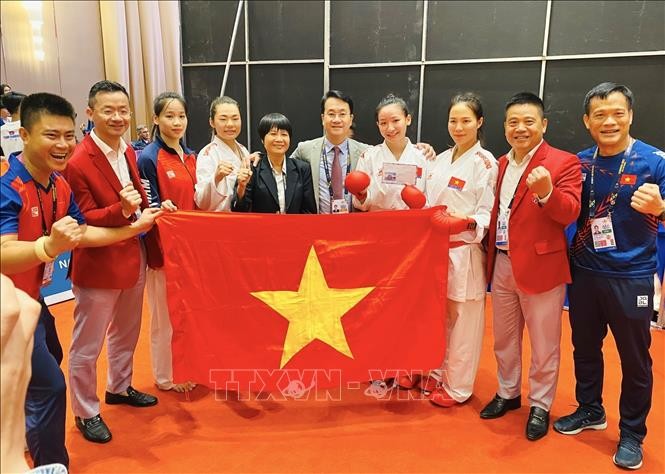 La alegría de las atletas y la junta de entrenamiento de la selección vietnamita de Kárate cuando ganaron la medalla de oro en la modalidad femenina de kumite por equipo. (Foto: hanoimoi.com.vn)
