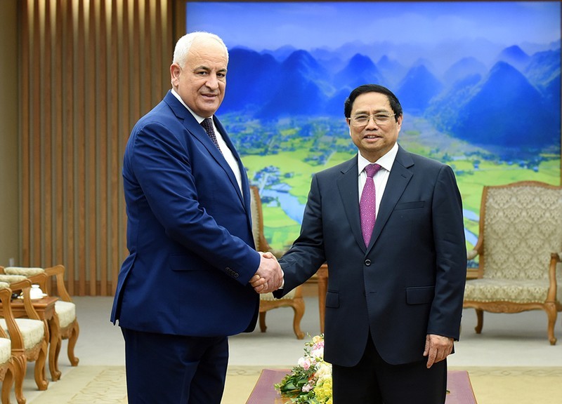 El primer ministro de Vietnam, Pham Minh Chinh (derecha), recibe al ministro del Interior de Palestina, Ziad Hab Al-Reeh (Foto: Tran Hai)