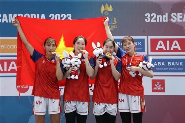 Equipo femenino de baloncesto 3x3 de Vietnam en el acto de entrega de las medallas (Foto:VNA)