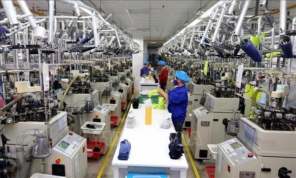 Línea de producción de calcetines en la empresa Jasan Vietnam Textile and Dyeing, con inversión de China, en el parque industrial VSIP (Hai Phong). (Foto: VNA)
