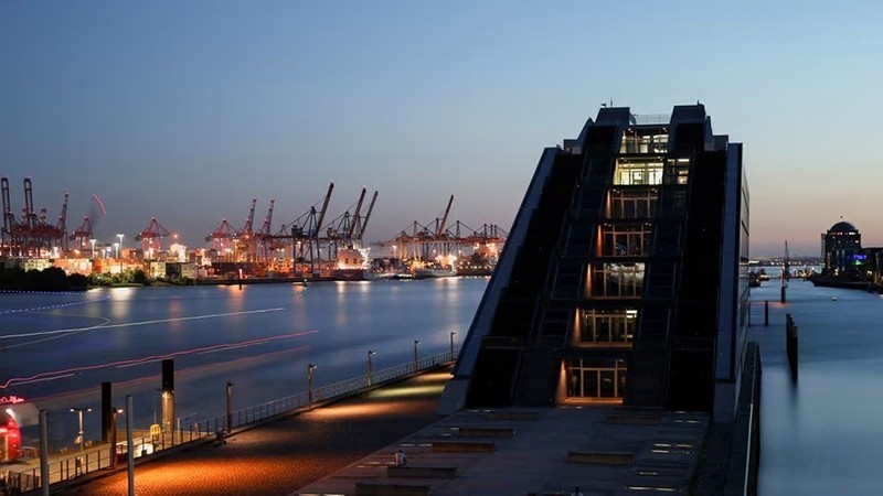 Manejo de carga en una terminal de contenedores en el puerto de Hamburgo, Alemania, 18 de julio de 2022. (Foto: Reuters)