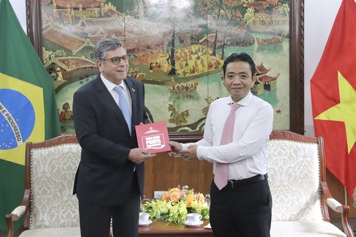 El viceministro vietnamita de Cultura, Deportes y Turismo, Hoang Dao Cuong, entrega regalo al embajador de Brasil en Hanói, Marco Farani. (Foto: baovanhoa.vn)