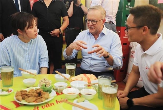 El primer ministro de Australia, Anthony Albanese, disfruta del Banh mi y la cerveza de barril (Fuente: vietnamnet.vn) 