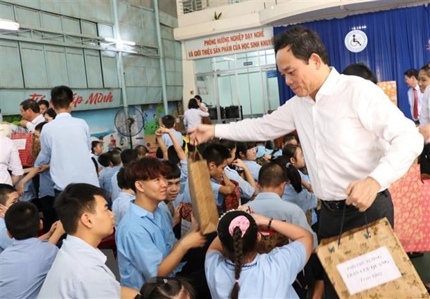 El vicepremier de Vietnam Tran Luu Quang visita a niños en el Centro (Foto:VNA)