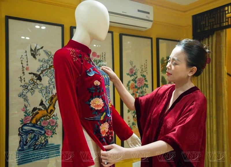 Pinturas folclóricas vietnamitas inspiran diseño de Ao Dai