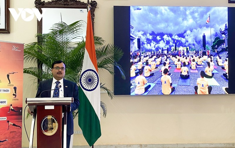 Un representante de la misión diplomática india en Hanói habla en el acto (Foto: VOV)