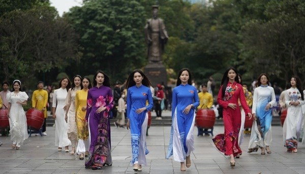 Mujeres vietnamitas en su vestido tradicional de Ao Dai (túnica larga) (Foto: VNA)