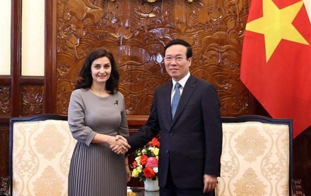 El presidente de Vietnam, Vo Van Thuong y la embajadora de Bulgaria, Marinela Petkova (Foto: VNA)