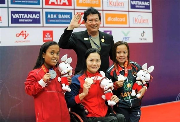 Trinh Thi Bich Nhu (medio) gana cinco medallas de oro y tres récords (Foto: VNA)