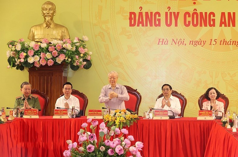 El máximo dirigente vietnamita y los delegados en la cita.