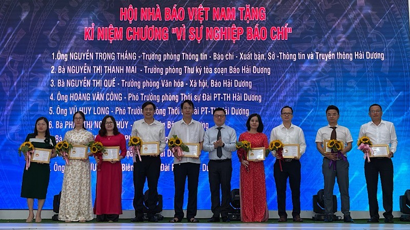 El presidente-editor del periódico Nhan Dan y titular de la Asociación de Periodistas del país, Le Quoc Minh, entrega la medalla "Por la causa del periodismo" a funcionarios con sobresalientes contribuciones.