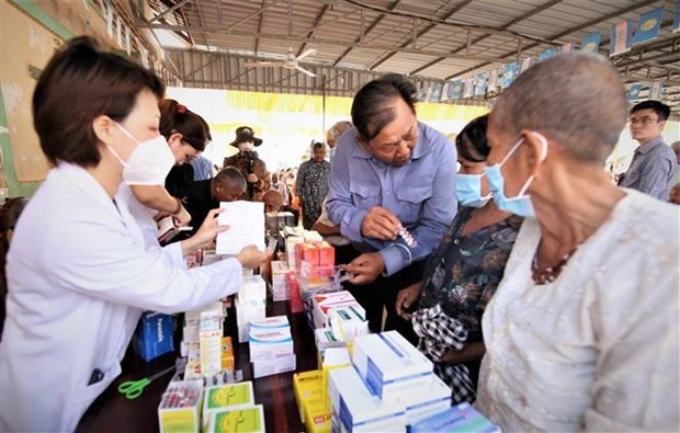 Médicos vietnamitas ofrecen chequeos médicos gratuitos para personas necesitadas en Camboya (Foto:VNA)