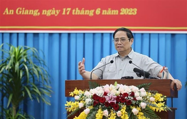 El primer ministro de Vietnam, Pham Minh Chinh, en la sesión de trabajo con autoridades de la provincia de An Giang (Foto: VNA)