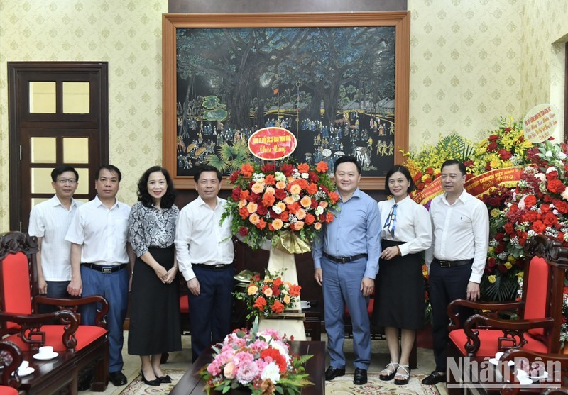 Nguyen Van The, secretario del Comité partidista en el Bloque de los Órganos Centrales, entrega flores al periódico Nhan Dan con motivo del 98 aniversario del Día de la Prensa Revolucionaria de Vietnam. (Foto: Dang Khoa)