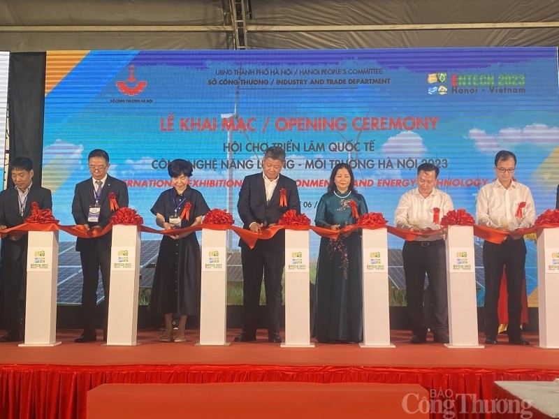 Delegados cortan la cinta de apertura (Foto: congthuong.vn)