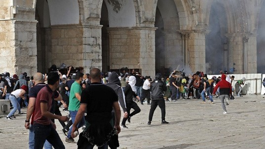 Manifestantes palestinos chocan con la policía israelí en la mezquita de Al-Aqsa en Jerusalén el 10 de mayo de 2021. (Foto: AFP/VNA)
