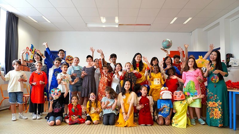 Niños franceses participan en un taller sobre cultura vietnamita del proyecto Toucher Arts. (Foto: Comité Organizador)