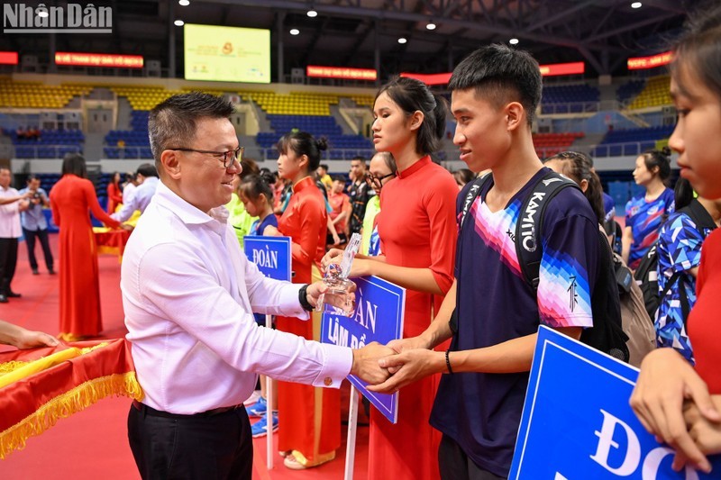 El presidente-editor del periódico Nhan Dan y jefe del Comité Directivo del campeonato, Le Quoc Minh, entrega el cristal conmemorativo a representantes de los equipos. (Foto: DUY LINH)