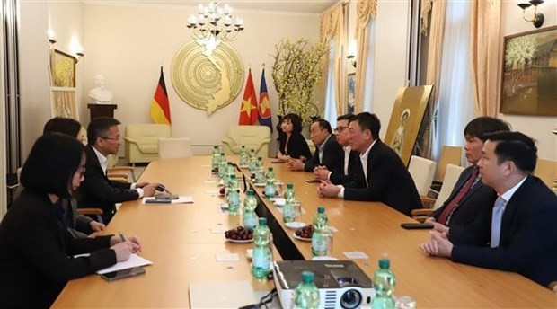 El panorama de la reunión entre el inspector general del Gobierno, Doan Hong Phong, y funcionarios de la Embajada de Vietnam en Alemania(Foto:VNA)