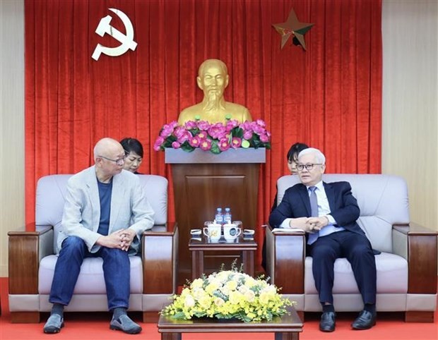 En la reunión entre Nguyen Van Loi, secretario del Comité Partidista (derecha) y Mitani Mitsuru, asesor especial del grupo Mitani Sangyo de Japón (Foto: VNA)