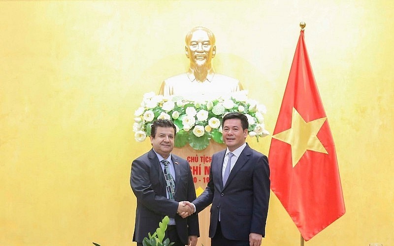 El ministro de Industria y Comercio de Vietnam, Nguyen Hong Dien (derecha), y el embajador de Santiago de Chile en Hanoi, Sergio Narea (Foto: dangcongsan.vn)