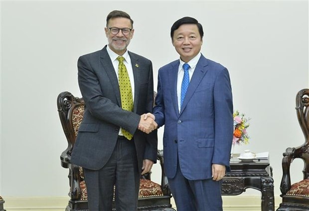 El viceprimer ministro vietnamita Tran Hong Ha (derecha) recibe al embajador de Australia en el país, Andrew Goledzinowski (Foto: VNA)