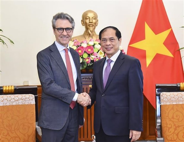 Bui Thanh Son, canciller vietnamita recibe al embajador saliente Giorgio Aliberti, jefe de la delegación de la UE en Vietnam (Foto: VNA)