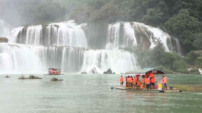 Turistas visitan la cascada de Ban Gioc (Foto: vietnamtourism.gov.vn)