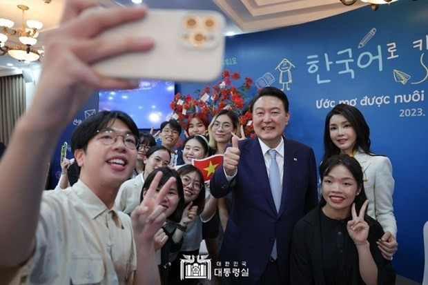 El presidente surcoreano Yoon Suk Yeol y estudiantes vietnamitas en la Universidad Nacional de Hanoi (Foto: Oficina del Presidente de Corea del Sur)