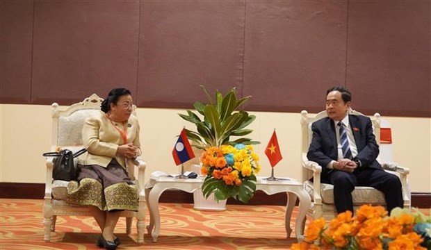 El vicepresidente de la Asamblea Nacional de Vietnam Tran Thanh Man dialoga con su homóloga laosiana Sounthone Xayachack (Foto: VNA)