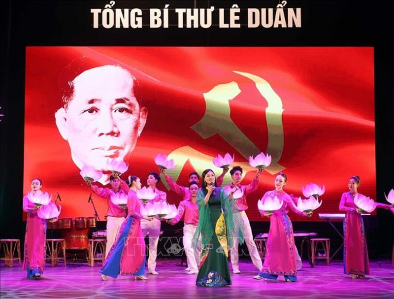Programa artístico en honor al secretario general Le Duan (Foto: VNA)