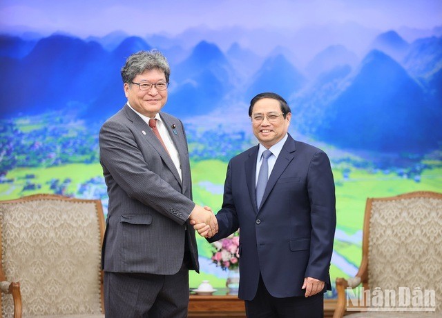 El primer ministro de Vietnam, Pham Minh Chinh (derecha), recibe a Hagiuda Koichi, jefe del Departamento de Investigación sobre Políticas del Partido Liberal Democrático de Japón. (Foto: Nhan Dan)