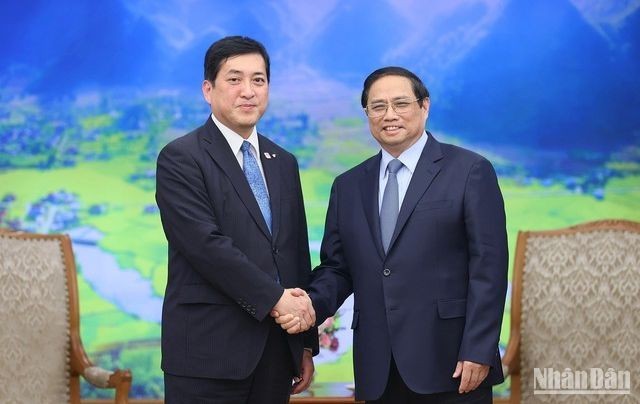 El primer ministro de Vietnam, Pham Minh Chinh (derecha), recibe al gobernador de la prefectura japonesa de Kagoshima, Shiota Koichi (Foto: Nhan Dan)